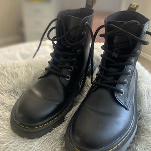 BRAND NEW! WOMENS 7 DOC MARTENS!